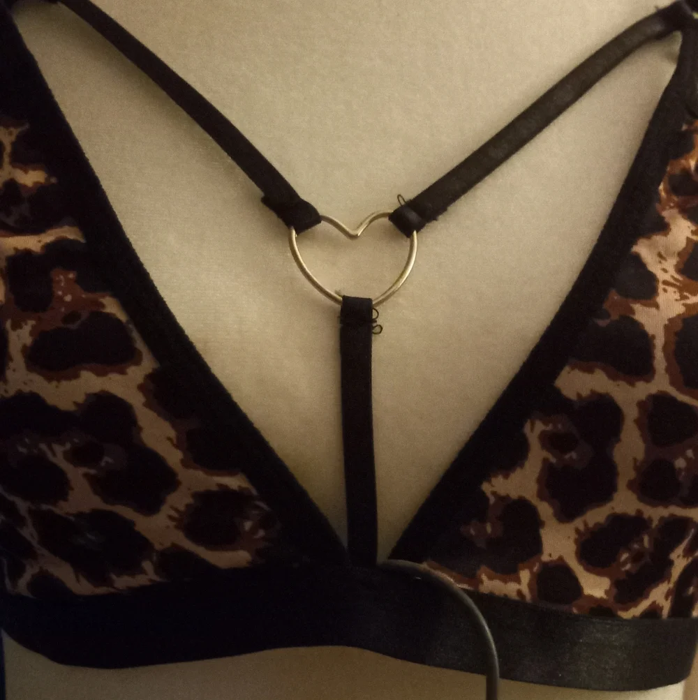 New,2pc leopard lingerie sleepwear bralette heart ring detail,string panty sizem - Picture 7 of 10